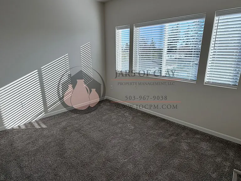 621-646 Plymouth Dr NE — Photo 6