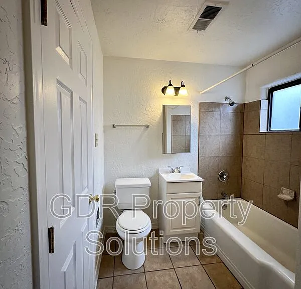 3529 Ross Ave SE — Photo 37