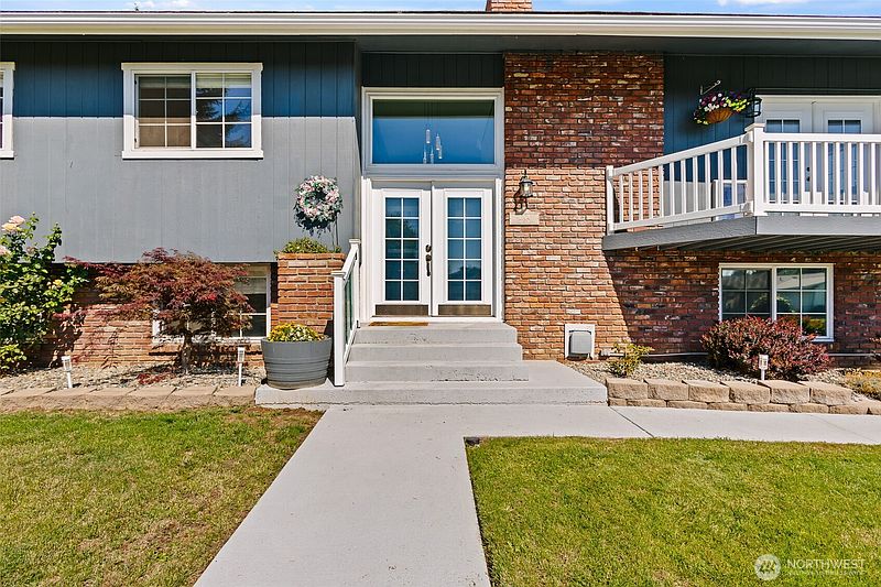 3rd image of 1204 N Vista Road