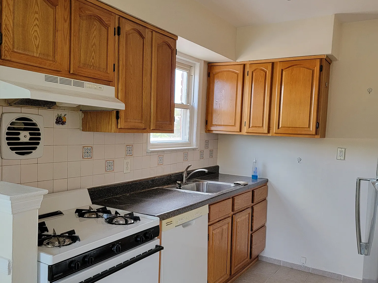 19th Ave, Whitestone — Photo 2