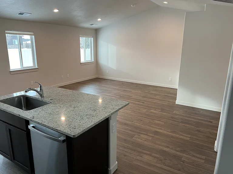 1530 W Green Crest Way — Photo 8