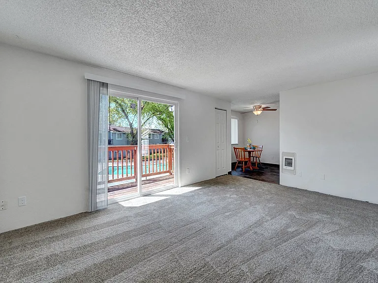 Karens Korner Apartments — Photo 9