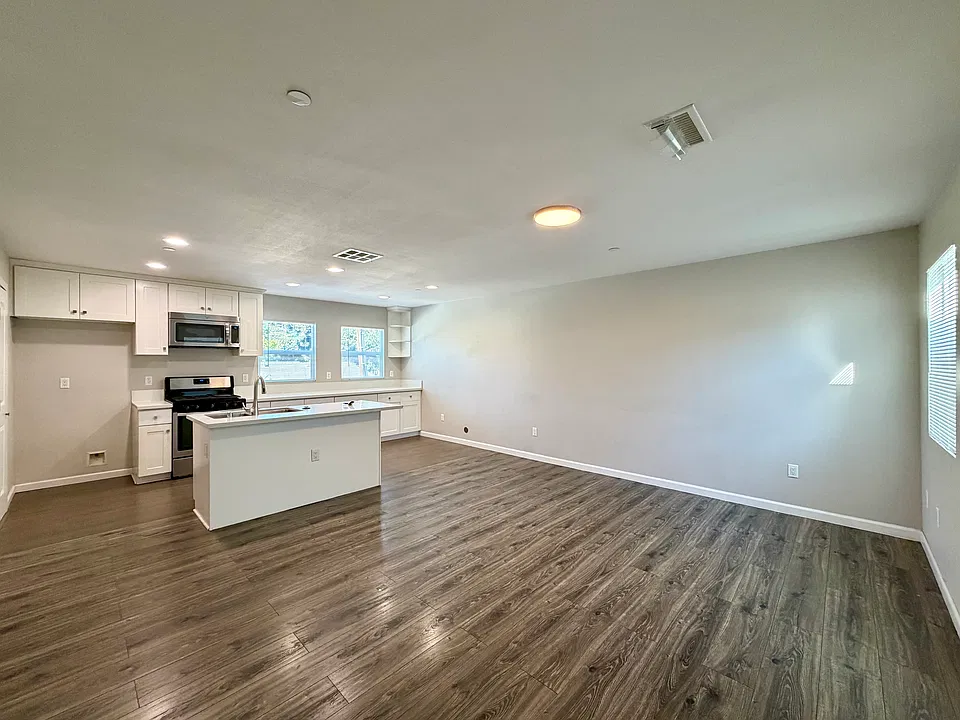 111 W Valencia Dr