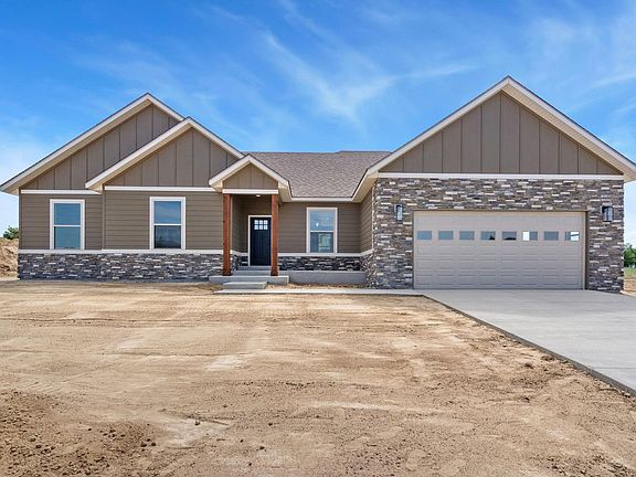 2nd image of 32 Lakeview Cir