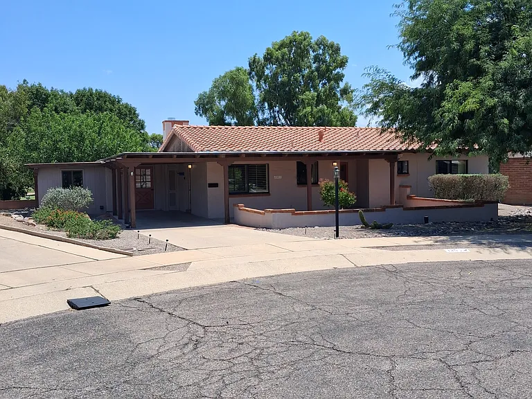 125 E Los Arcos — Photo 1