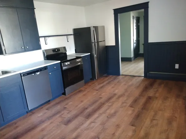 22 Railroad Ave APT 3, Springvale, ME 04083