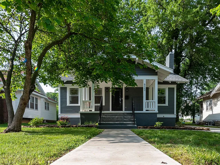 523 E Normal St — Photo 2
