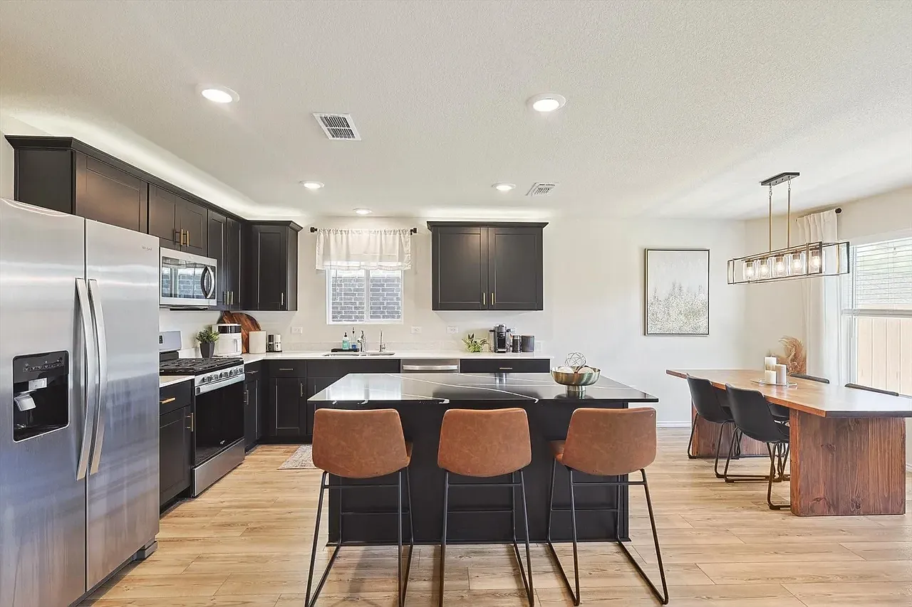 4 bed, 2415 sqft, $2,600 — Photo 4