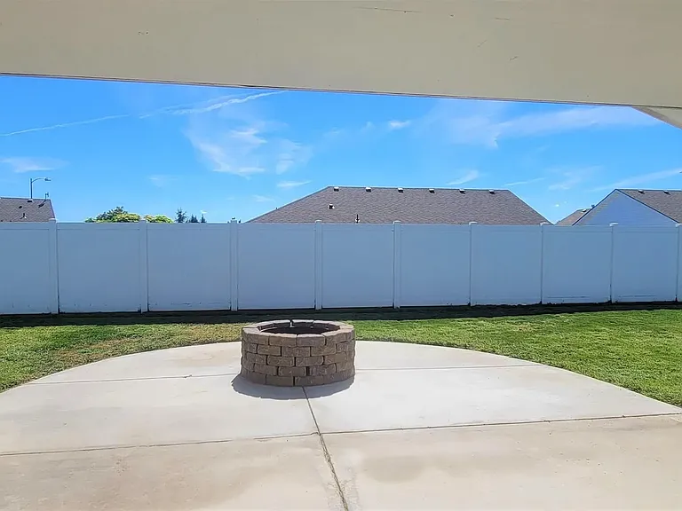 4610 Seville Dr — Photo 6