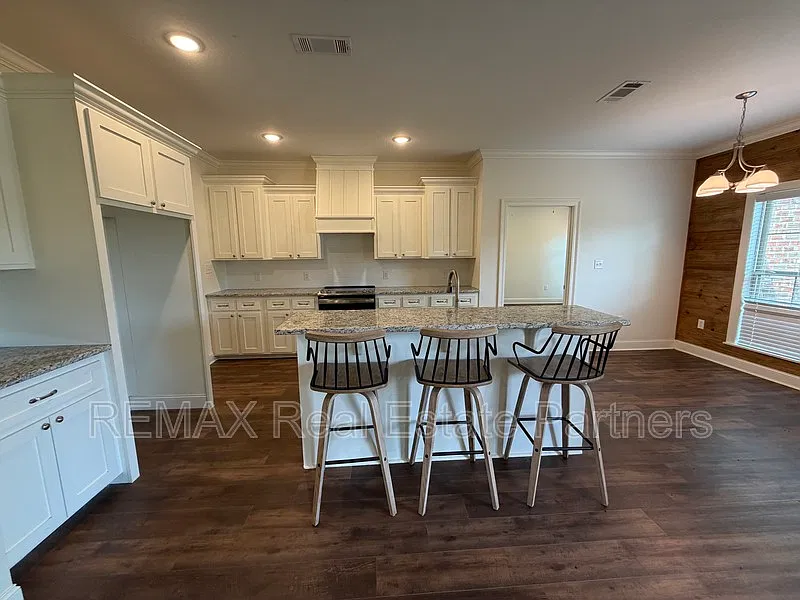 4 bed, 2.0 bath, 1840 sqft, $2,400 — Photo 4