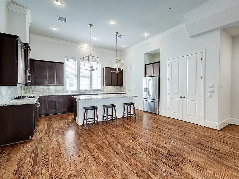 1110 Thompson St — Photo 13