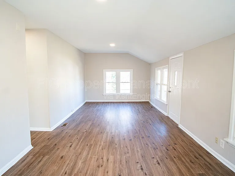 1138 Valley Dr — Photo 7