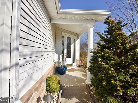 4th image of 2 Woodview Dr