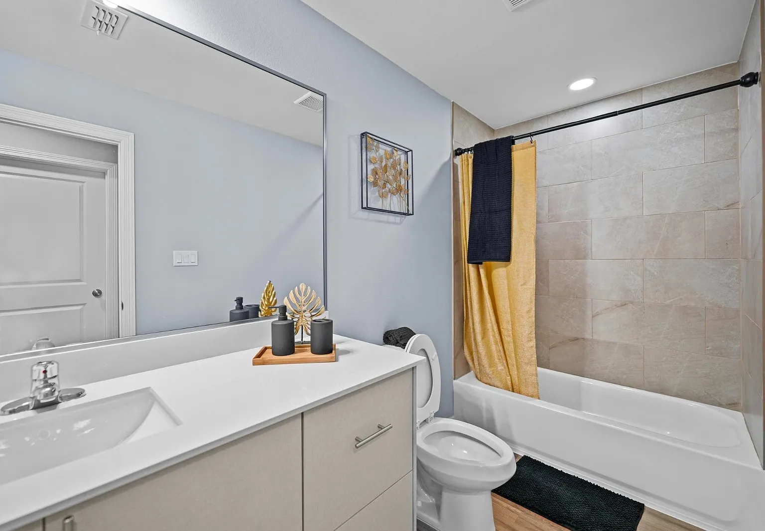E&J Apartments - C11 — Photo 2