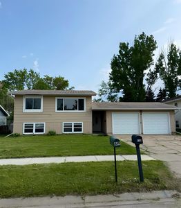 619 25th Ave NW, Minot, ND, 58703