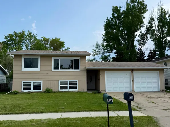 619 25th Ave NW, Minot, ND 58703