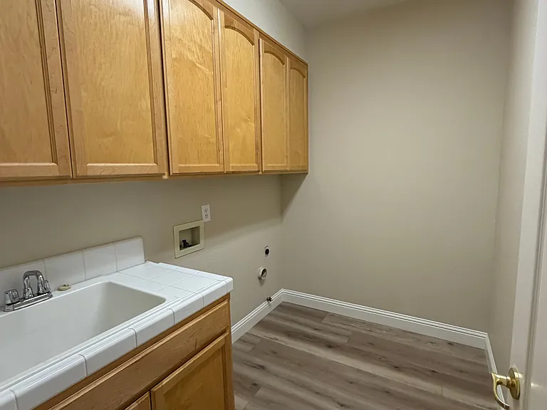 401 Cromwell Ct — Photo 16