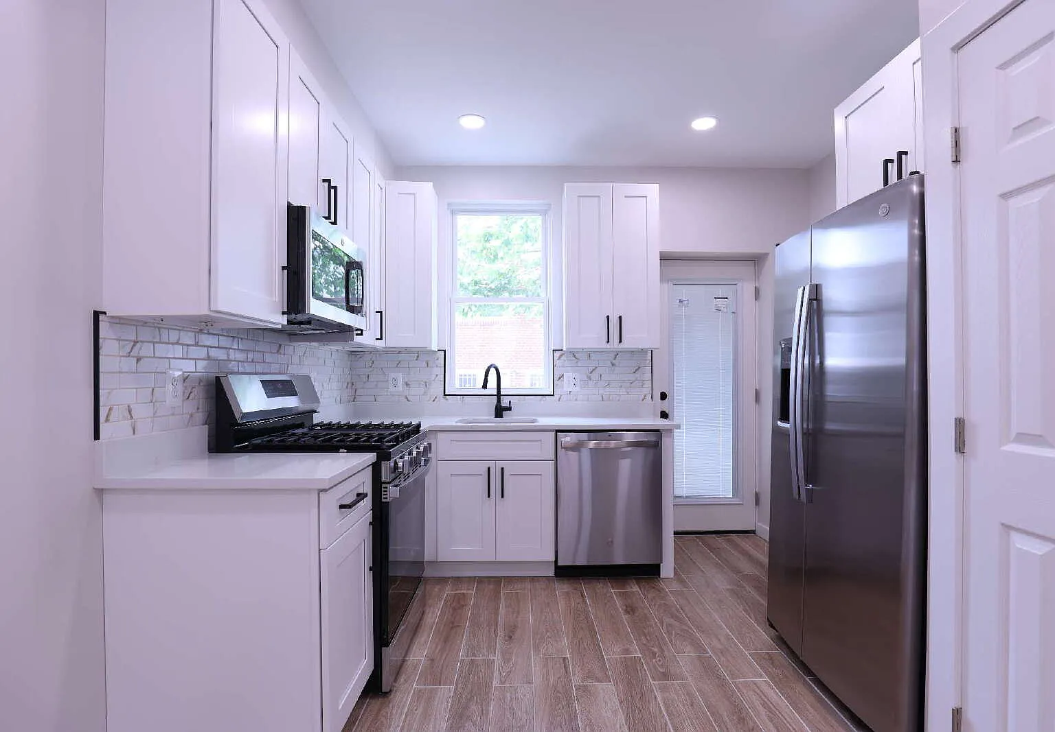 2 bed, 1.5 bath, 720 sqft, $2,500 — Photo 3