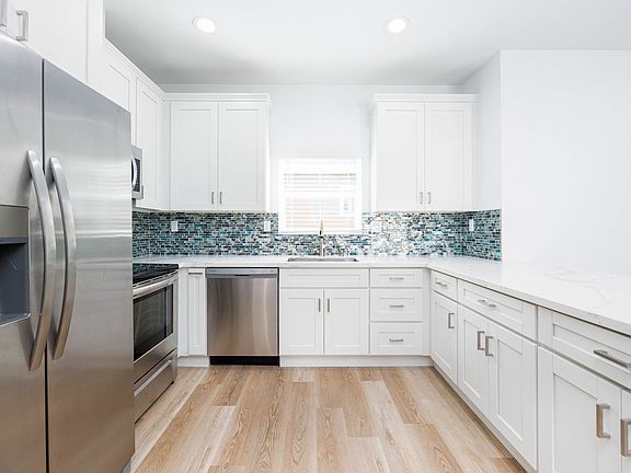 3rd image of 3302 Carolyn Cir