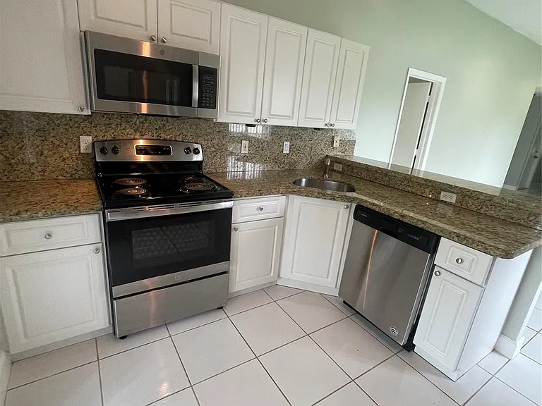 1810 SW 114th Ter — Photo 3