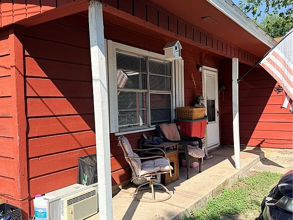 3rd image of 1114 Reyes St