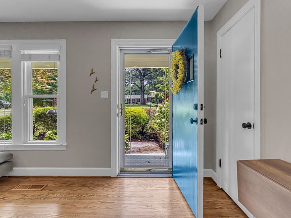 5th image of 528 Barrywood Dr