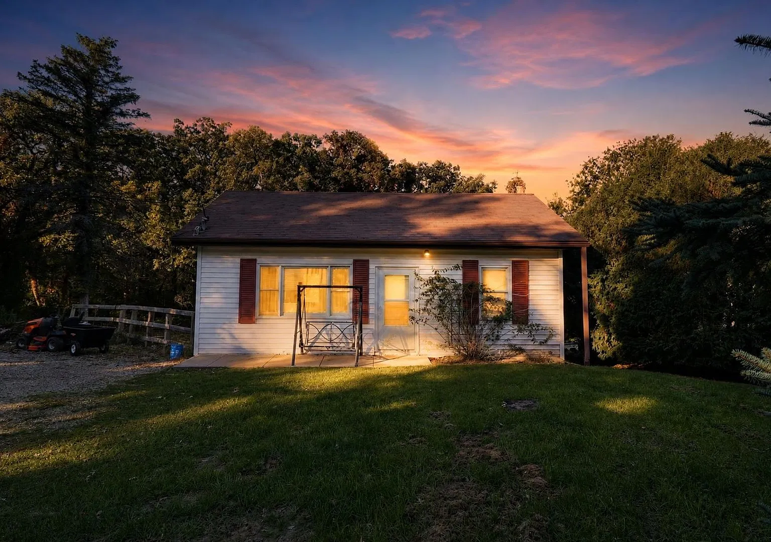 Charming 2BR House in Crystal Lake — Photo 1