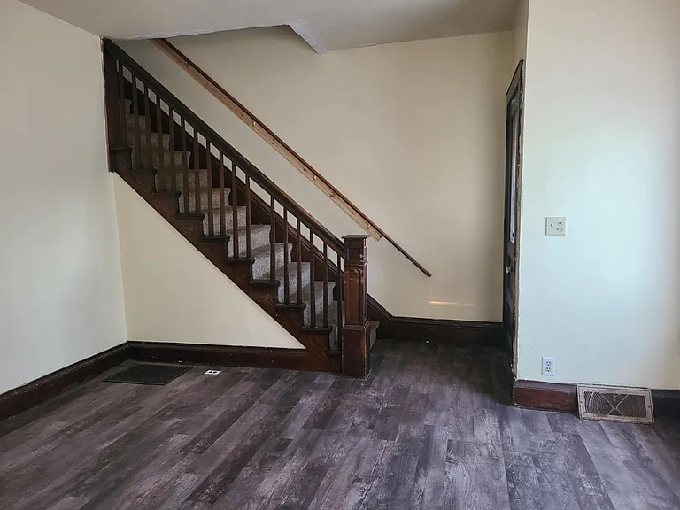 719 W 5th St — Photo 2