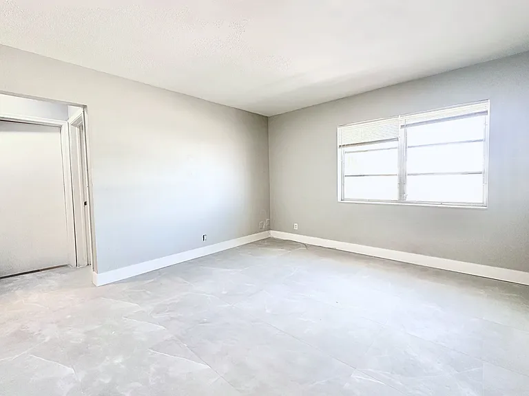 1007 W Prospect Rd — Photo 5