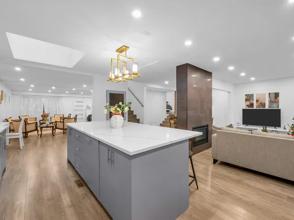 1249 Doran Rd, North Vancouver, BC V7K 1M8