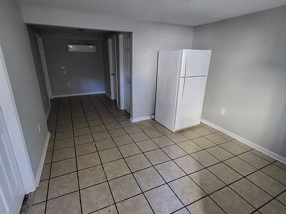 3rd image of 734 N Broadway Unit 2