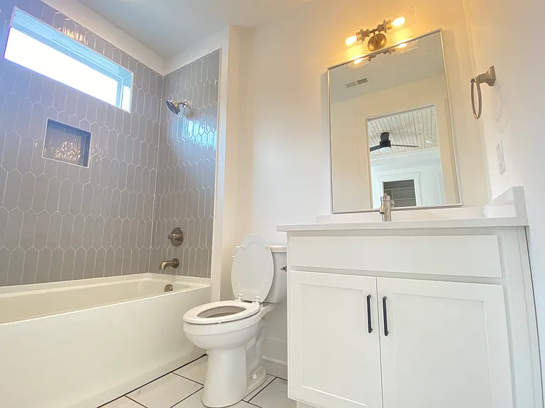 Upstairs Middle Bedroom Bath