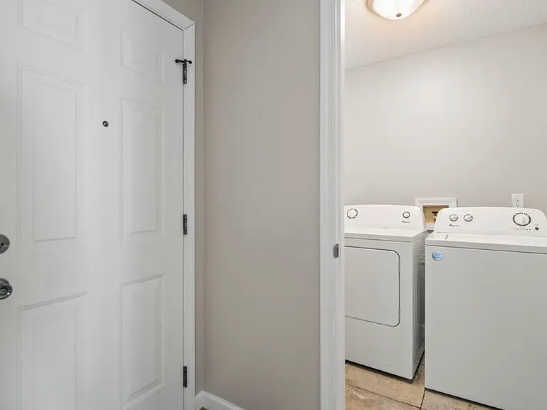 114 E Spruce St — Photo 17