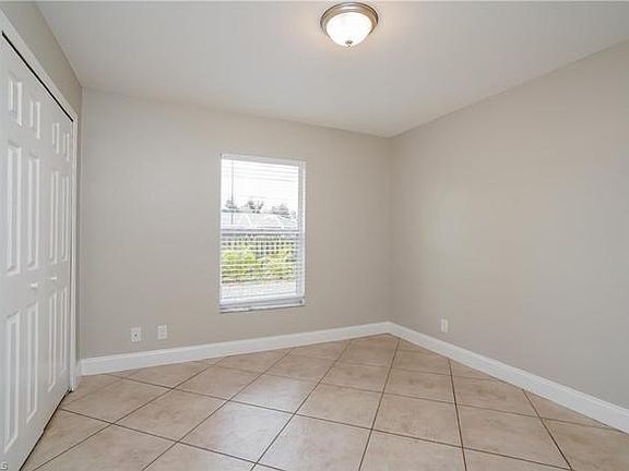5th image of 916 SW 30th Ter