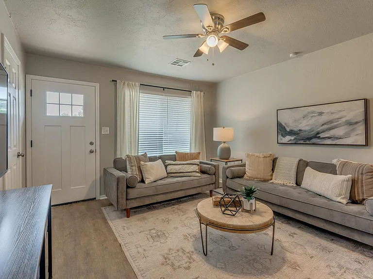 1009 E Main St #1 — Photo 4