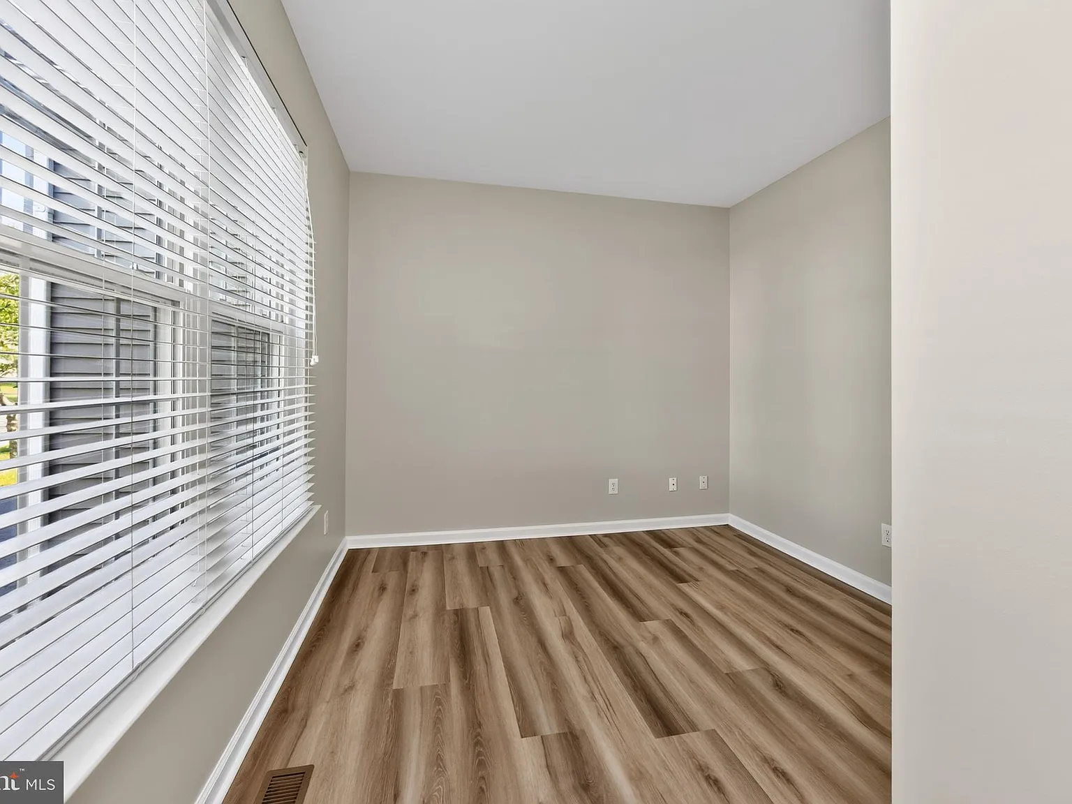 4 bed, 2.5 bath, 2410 sqft, $3,300 — Photo 4