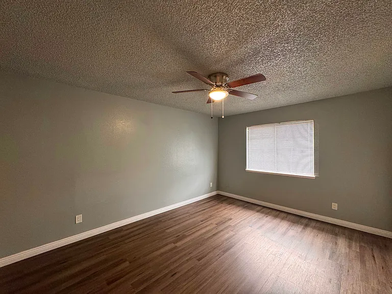9633 N Loop Blvd #B — Photo 7