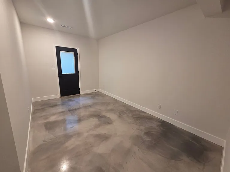 2301 Grant Ln — Photo 37