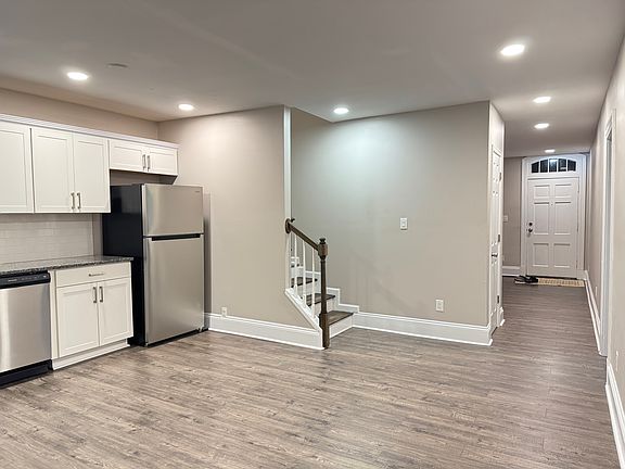 3rd image of 111 Saint Claire Ln