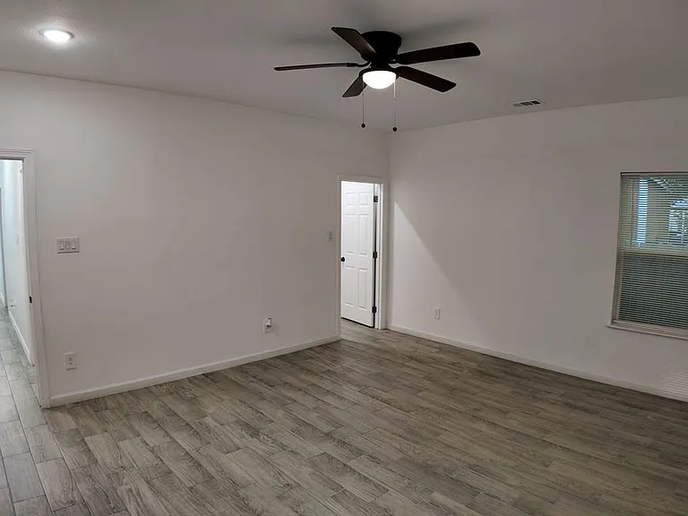 4709 Lee St — Photo 10