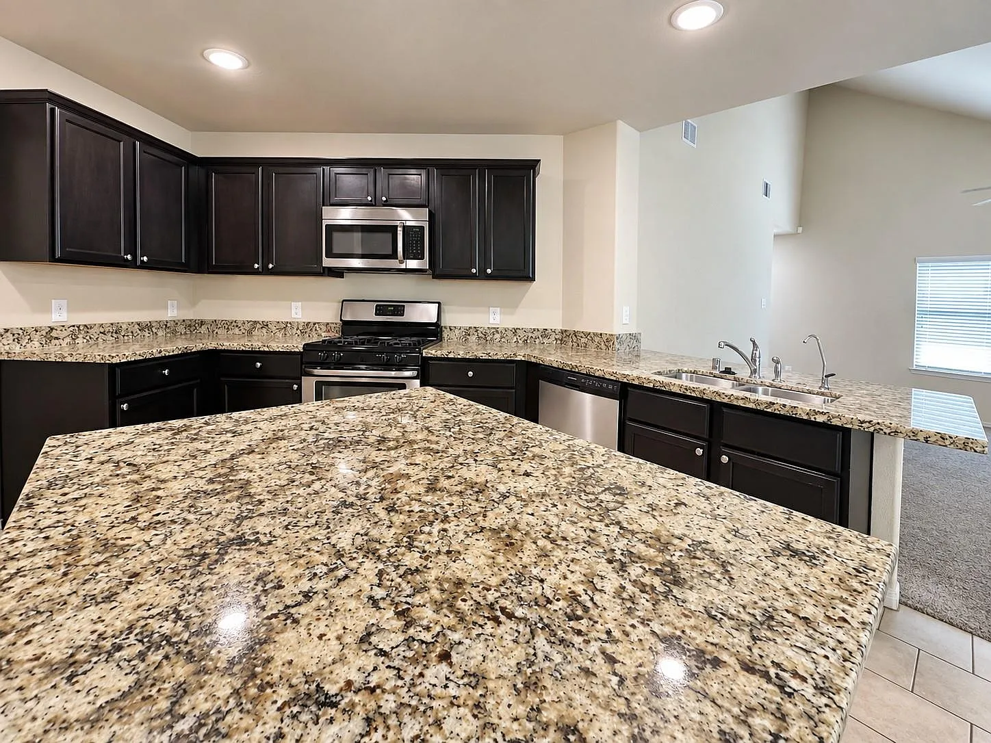 4 bed, 2.0 bath, 1776 sqft, $1,950 — Photo 3