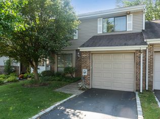 40 W Pond Ct, Smithtown, NY 11787