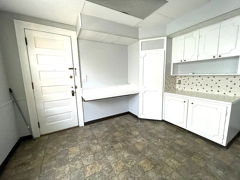 257 W 8th St #4 — Photo 8