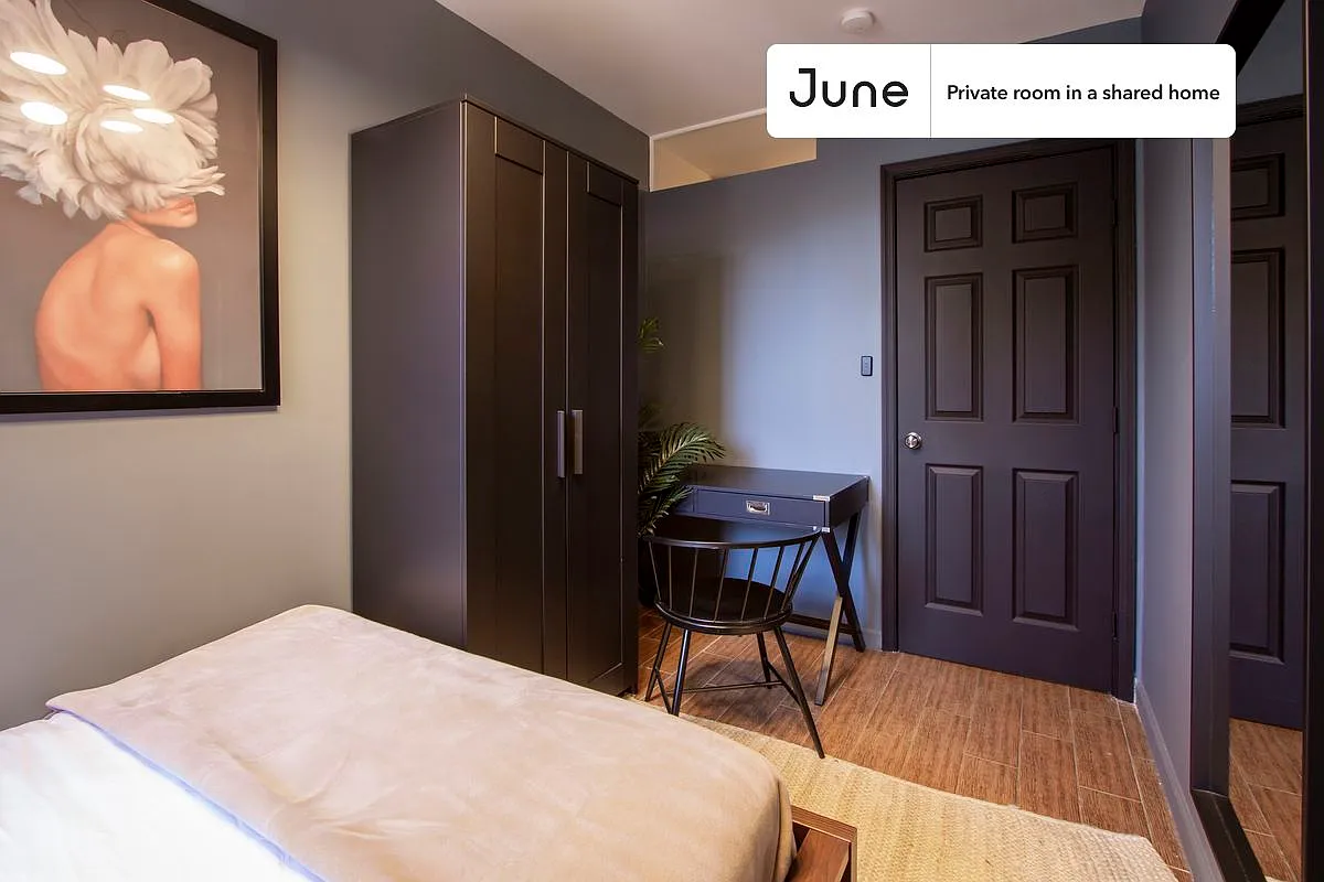 Full bedroom in 3 bed/1 bath home in Chinatown #267 A — Photo 2