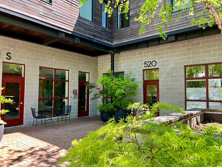 520 Carpenter Ln — Photo 1