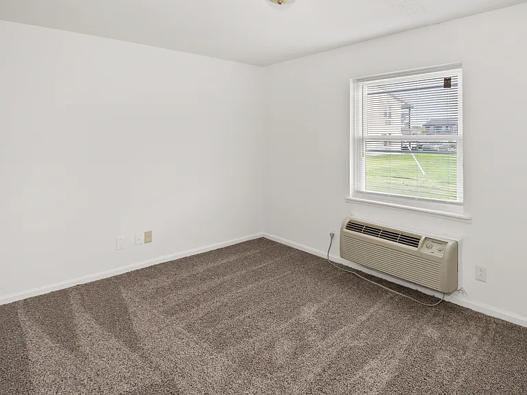 Oldham Square Apartments — Photo 9