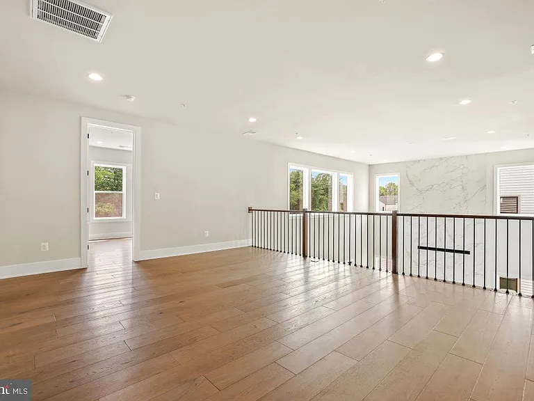 12321 Potomac Hunt Rd — Photo 37