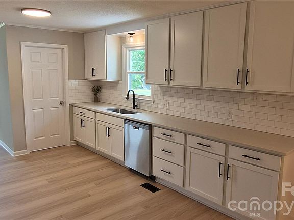 4th image of 2047 John Everall Rd