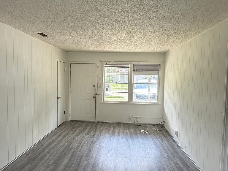 1109 E Inwood Dr — Photo 5