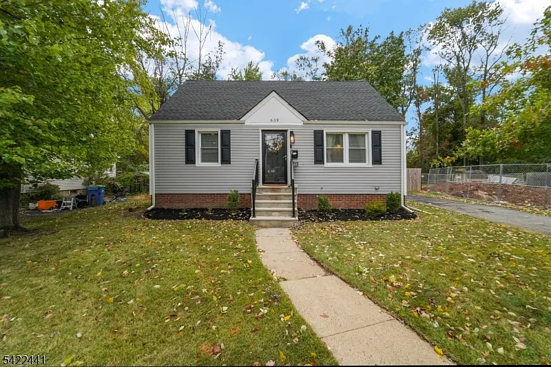 639 Parkview Ave photo 1